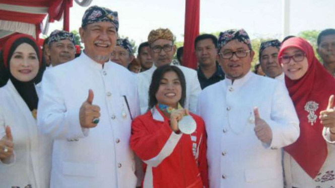 Lifter Sri Wahyuni (tengah) bersama Gubernur Jabar, Ahmad Heryawan (kanan).