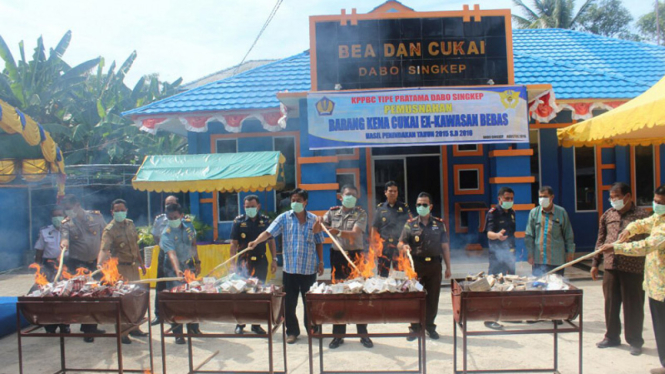 Bea Cukai & Kepolisian Musnahkan Rokok dan Minuman Ilegal di Dabo Singkep.