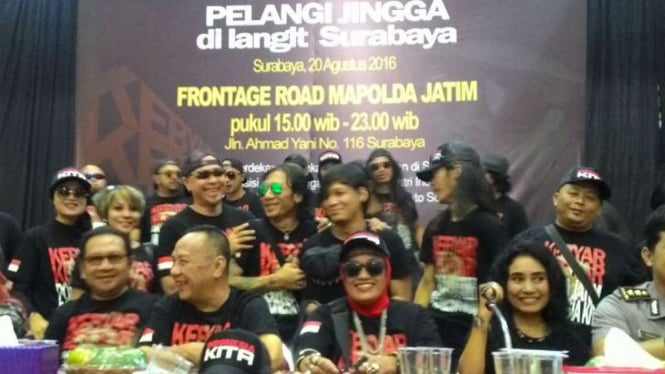 Renny Djajoesman dan kawan-kawan saat menyampaikan kekecewaan minimnya penghargaan kepada legenda rock Indonesia, Gombloh, di Markas Polda Jatim, Surabaya, pada Jumat, 19 Agustus 2016.