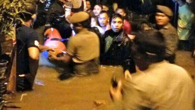 Warga dievakuasi akibat hujan deras yang menyebabkan longsor di Jalan Melati, Pondok Labu, Cilandak, Jakarta Selatan, pada Jumat malam, 19 Agustus 2016.