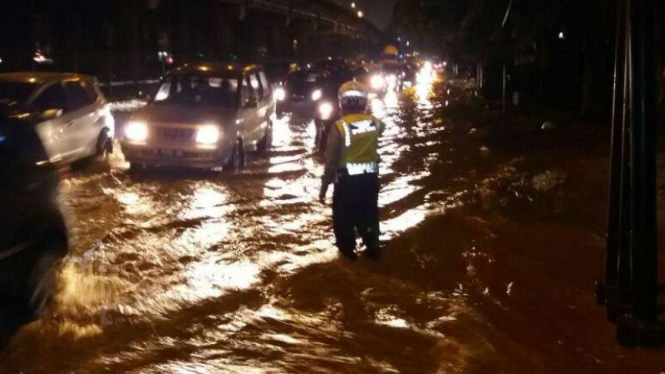 Genangan air setinggi 20 centimeter di pintu air dekat SPBU ring road arah Cengkareng pada pukul 23.01 WIB, Jumat, 19 Agustus 2016.