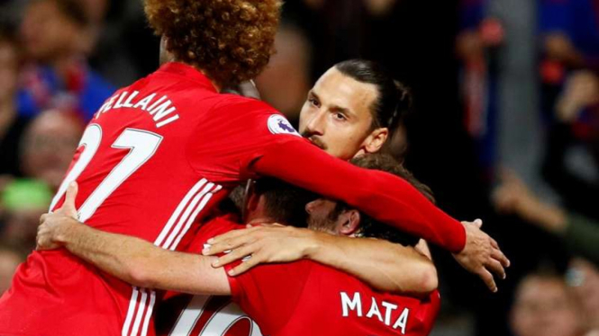 Pemain Manchester United rayakan gol Zlatan Ibrahimovic