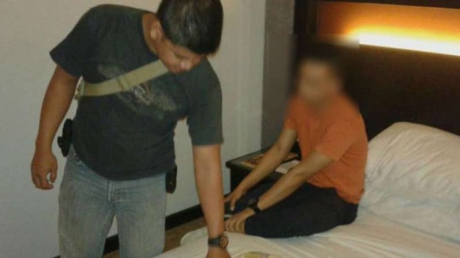 Muncikari prostitusi SPG saat ditangkap di hotel.