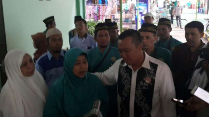Menpora Imam Nahrawi menemui ibunya di Asrama Haji Surabaya, Sabtu 20 Agustus 2016