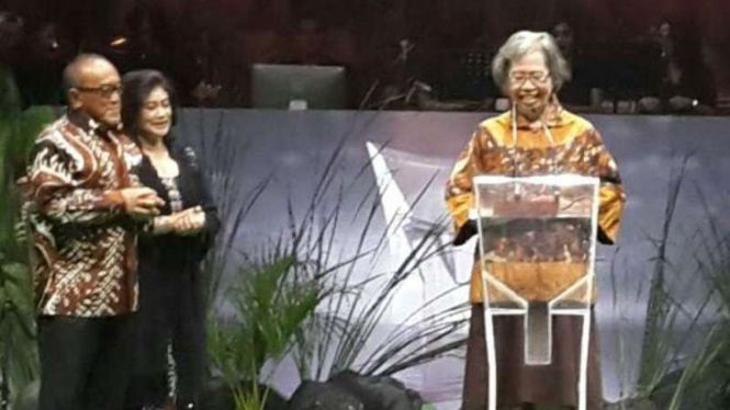 Mona Lohanda menerima Penghargaan Achmad Bakrie