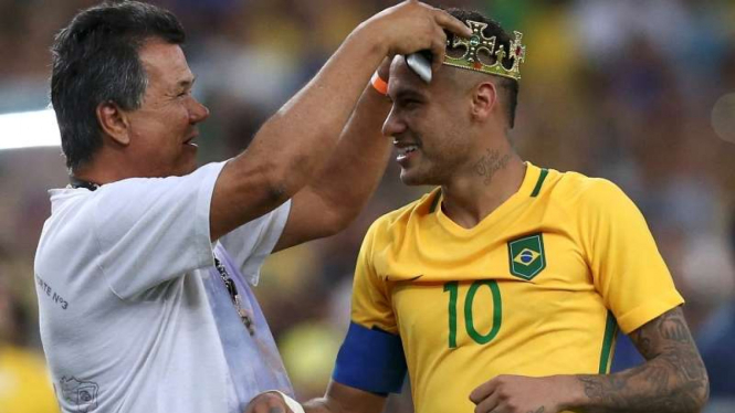 Pelatih Brasil, Rogerio Micale (kiri) dan Neymar