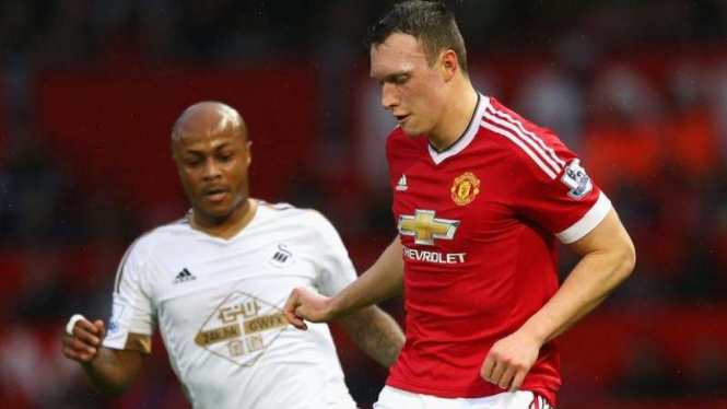 Bek Manchester United, Phil Jones (merah)