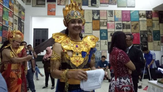 Gubernur Jawa Tengah, Ganjar Pranowo mengenakan kostum Hayam Wuruk.