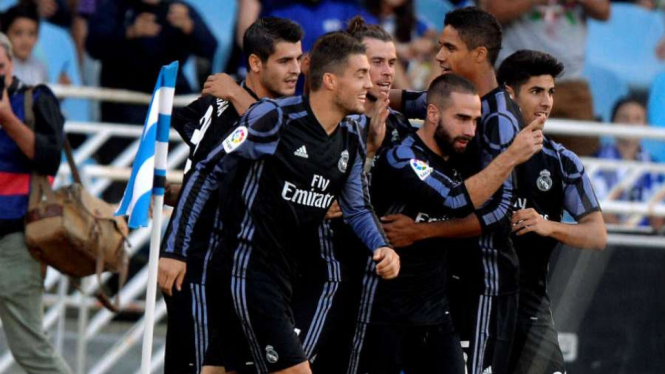 Pemain Real Madrid rayakan gol ke gawang Real Sociedad.