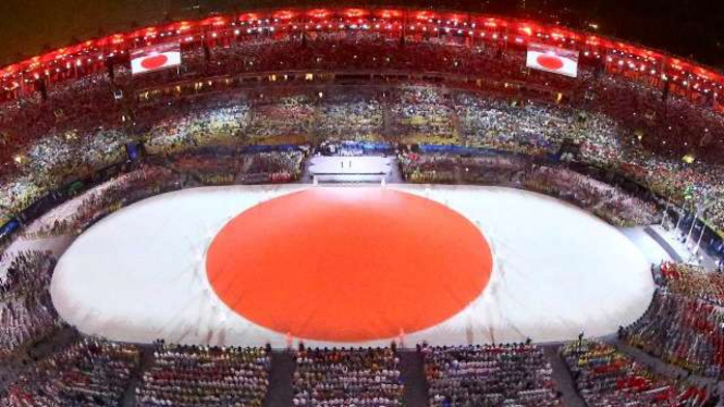 Atraksi konfigurasi bendera Jepang dalam upacara penutupan Olimpiade Rio 2016.