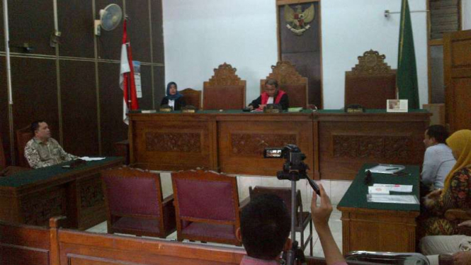 Sidang Praperadilan tersangka kasus suap, Kakak dari Saipul Jamil, Samsul H