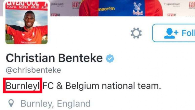 Christian Benteke salah menuliskan nama klub baru, seharusnya Crystal Palace