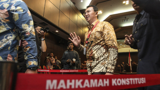  Gubernur DKI Jakarta Basuki Tjahaja Purnama atau Ahok berjalan usai mengikuti sidang perdana di Gedung Mahkamah Konstitusi (MK), Jakarta, Senin (22/8/2016).