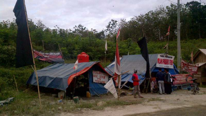 Tenda para petani yang bertahan di lokasi pendirian Pabrik Semen Indonesia di Kabupaten Rembang Jawa Tengah, Selasa (23/8/2016)