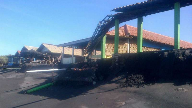 Gelombang pasang rusak rumah makan di Pantai Depok, Yogyakarta.
