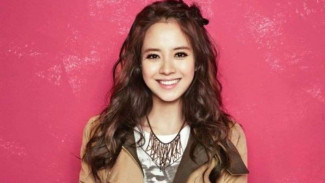 Song Ji Hyo Tampil 'Polos' saat Cek Kado Spesial dari Fans