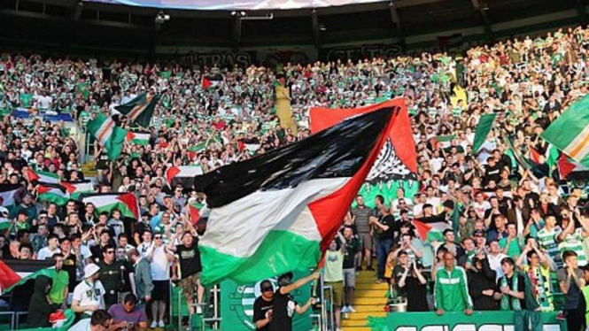 Aksi pengibaran bendera Palestina yang dilakukan fans Celtic