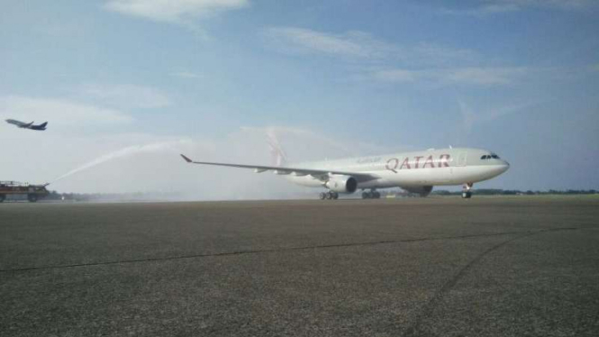 Pesawat Qatar Airways tiba di bandara Soekarno-Hatta.