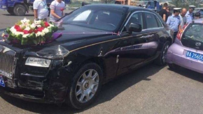 Mobil pengantin yang mengalami kecelakaan di China.
