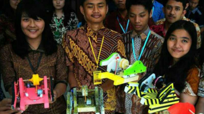 Mahasiswa baru STTS menunjukkan karya robot mereka