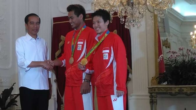 Presiden Joko Widodo dan  atlet bulutangkis Tontowi Ahmad/Liliyana Natsir