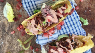 Mengawinkan Kelezatan Cheese Burger AS dan Taco Khas Meksiko