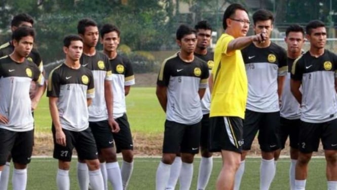 Pelatih Timnas Malaysia, Ong Kim Swee (baju kuning)
