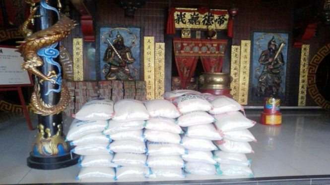 Tumpukan karung beras di serambi Kelenteng Hian Thian Siang Tee, Welahan, Jepara.