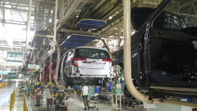 Proses produksi Daihatsu Sigra.