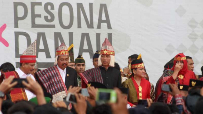 Presiden Joko Widodo menggunakan pakaian adat Batak.