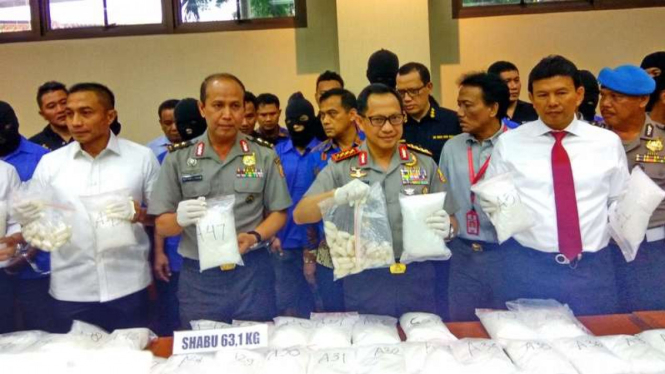 Kapolri Jenderal Polisi Tito Karnavian (tengah)