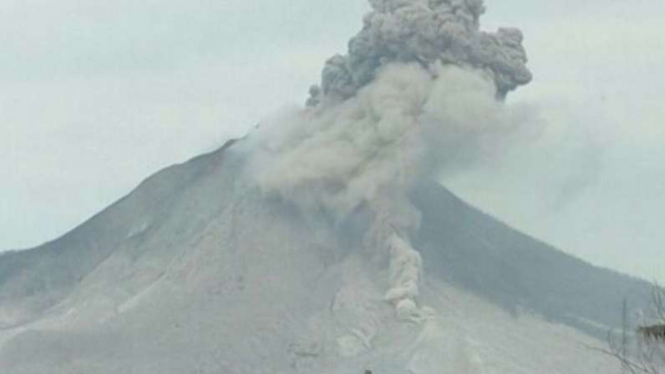 Gunung Sinabung luncurkan awan panas, Rabu, 24 Agustus 2016.
