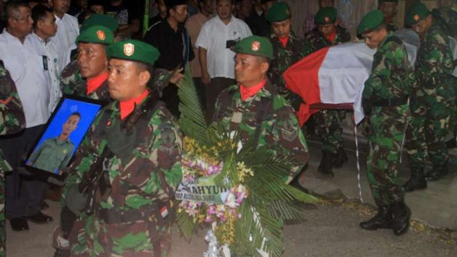 Jenazah Pratu Wahyudi tiba di kampung halamannya.