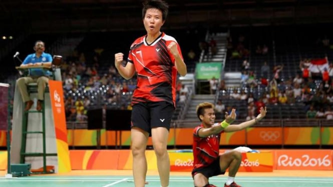 Pebulutangkis Indonesia, Liliyana Natsir (tengah) dan Tontowi Ahmad (kanan) merayakan kemenangannya di Olimpiade 2016, Rio de Janeiro.