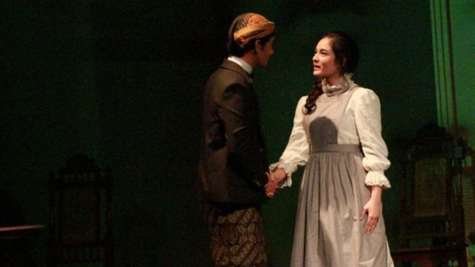 Reza Rahardian dan Chelsea Islan dalam Teater Bunga Penutup Abad