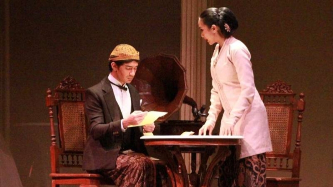 Reza Rahadian dan Happy Salma dalam Teater Bunga Penutup Abad