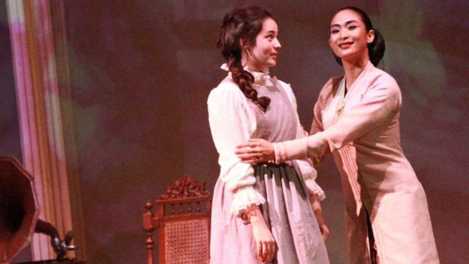 Chelsea Islan dan Happy Salma dalam Teater Bunga Penutup Abad