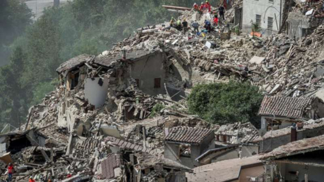 Bangunan yang hancur akibat gempa di Italia, 24 Agustus 2016.