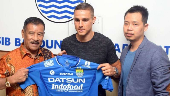 Diogo Ferreira usai menandatangani kontrak dengan Persib Bandung.