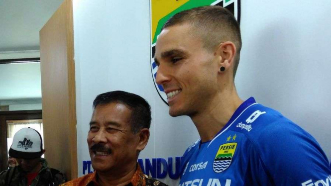 Pemain baru Persib,  Diogo Ferreira, bersama Manajer Umuh Muchtar.