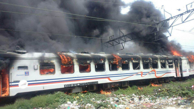 Kebakaran melanda tiga gerbong kereta api kosong di Stasiun Tanjung Priok