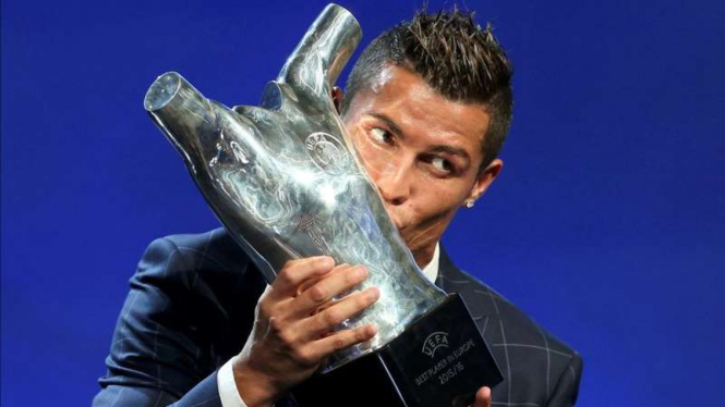 Cristiano Ronaldo terpilih sebagai pemain terbaik Eropa 2016.