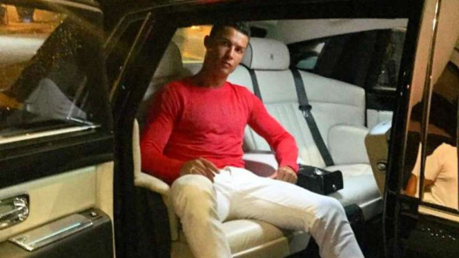 Ronaldo bersama mobil mewahnya.