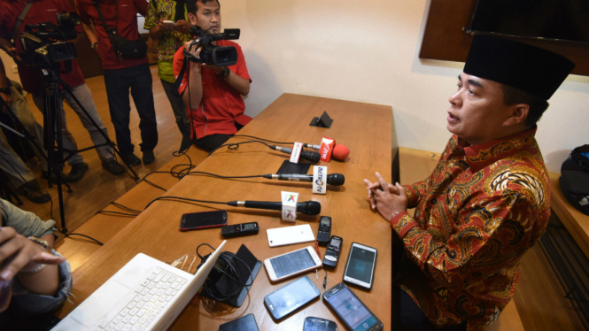 Ketua DPR Ade Komarudin memberikan keterangan kepada media di Kompleks Parlemen, Senayan, Jakarta, Jumat (19/8/2016). 
