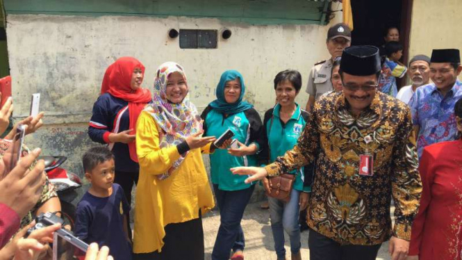 Kedatangan Djarot disambut sejumlah ibu di Koja, Jakarta Utara