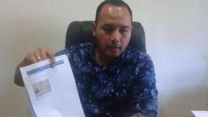 Kepala Seksi Lalu Lintas Keimigrasian Kantor Imigrasi Malang, Galih Priya Kartika Perdhana, menunjukkan identitas salah satu calon haji yang mengurus paspor.