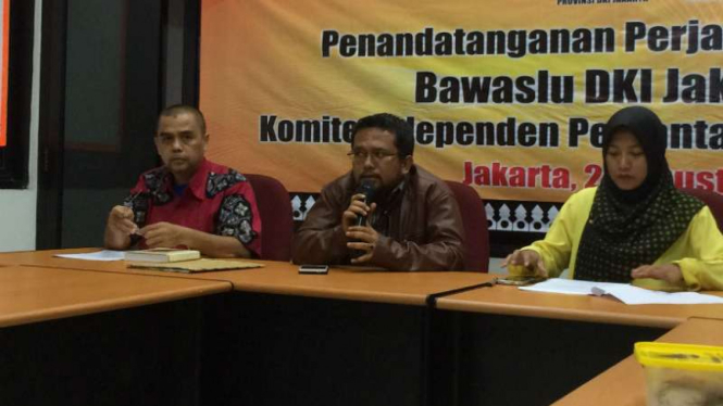 Ketua Bawaslu DKI Jakarta Mimah Susanti (paling kanan)