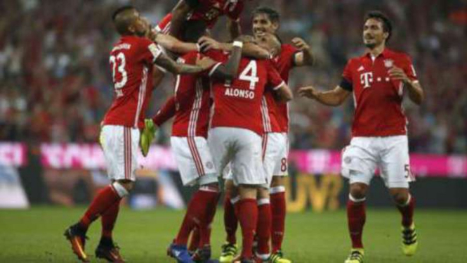 Pemain Bayern Munich rayakan gol.