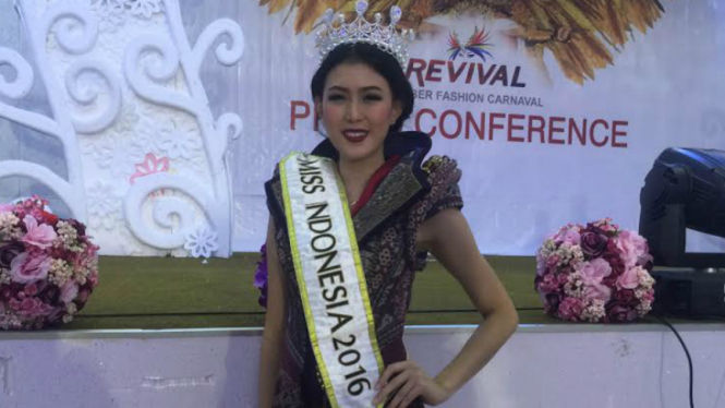Miss Indonesia 2016, Natasha Mannuela di Jember Fashion Carnaval (JFC) 2016.