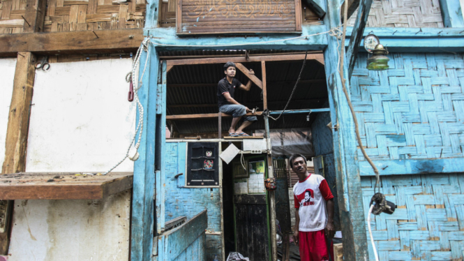 Warga membongkar bangunannya sendiri sebelum eksekusi permukiman di bantaran Sungai Ciliwung, kawasan Bukit Duri, Jakarta, Minggu (21/8/2016). 